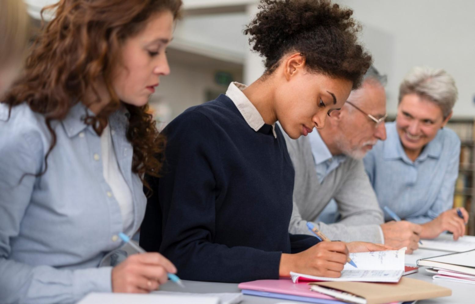 Fotógrafo capturando fauna salvaje en su hábitat natural